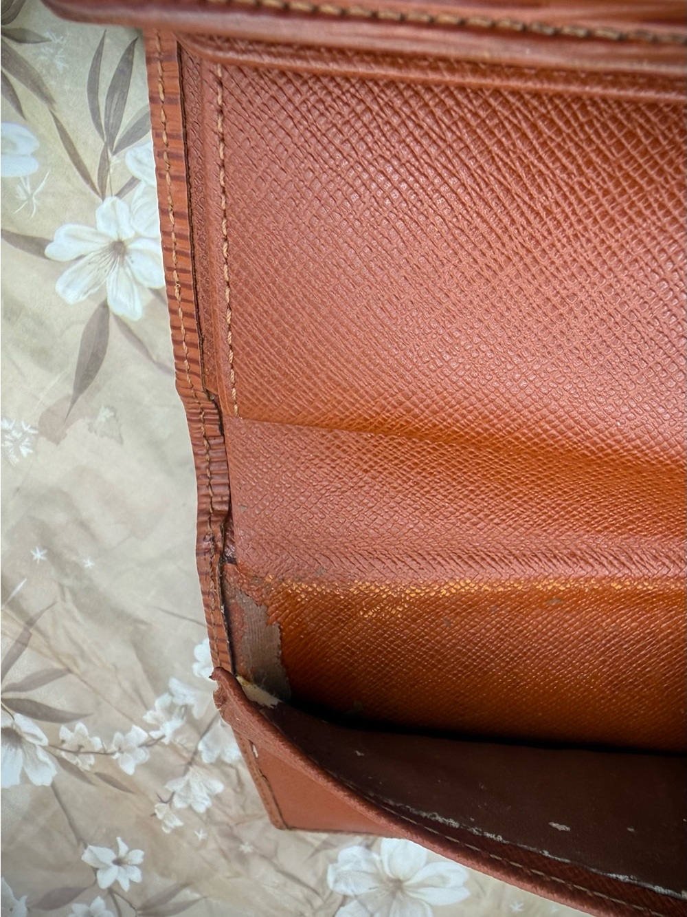 Louis Vuitton EUC Vintage Epi Leather Wallet W/ Box & Ribbon - Picture 13 of 16